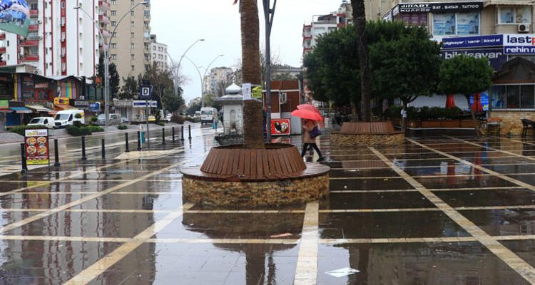 Adana hayalet şehre döndü